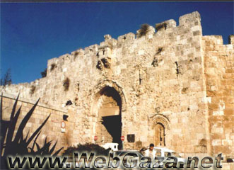 Bab El-Nabi Dahoud (Zion Gate) - Like Jaffa Gate and Lion Gate, the layout of this gate makes you turn inside the outer gate.